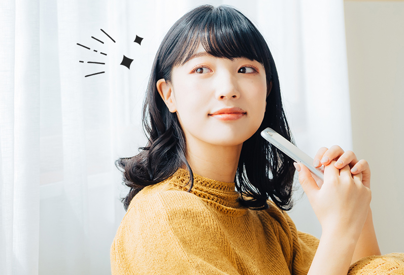 スマホを持った女性の写真